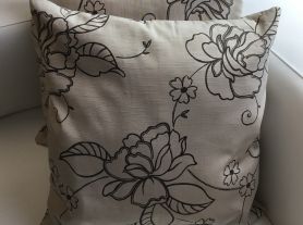 Almofada de tecido Bege/ flor marron 45x45 cm