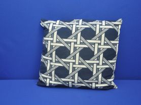 Almofada de tecido geométrico azul marinho e bege - 45x45 cm