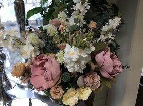 Arranjo branco com tons em rosa e amarelo