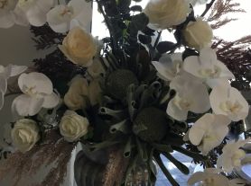 Arranjo branco e verde c/ 4 orquídeas brancas  G