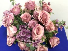 Arranjo flores com tons em rosa e lilás