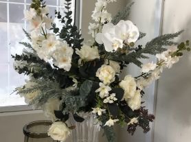 Arranjo flores em branco