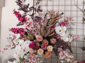 Arranjo flores tons de rosa e marsala c/ 4 orquídeas