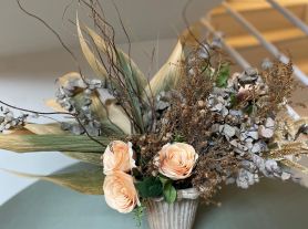 Arranjo folhas secas e flores artificiais