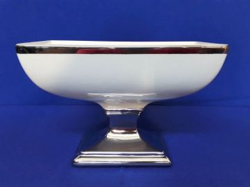 Centro de mesa em cerâmica branca com filete prata - 17x25x16 cm