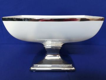 Centro de mesa em cerâmica branca com filete prata - 20x30x18 cm