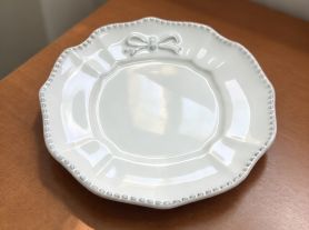 Prato porta doce branco com trabalhado de laço 19 cm