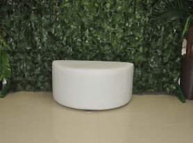 Puff meia lua courino branco 90x44x42 cm